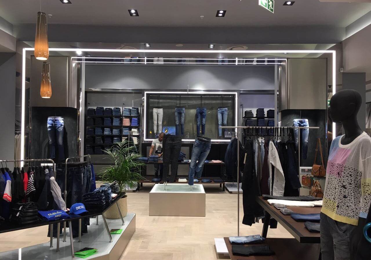 Mẫu showroom quần áo nam fast fashion của Anh Phát tại Quận Phú Nhuận, TPHCM