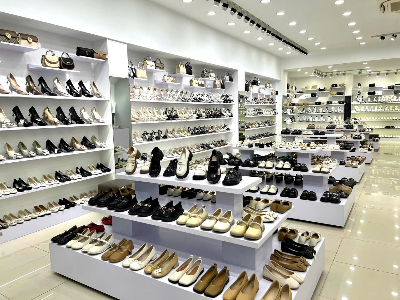 Mẫu shop giày dép trẻ trung của Anh Nam tại Quận 3, Thành phố Hồ Chí Minh Mẫu shop giày dép trẻ trung của Anh Nam tại Quận 3, Thành phố Hồ Chí Minh