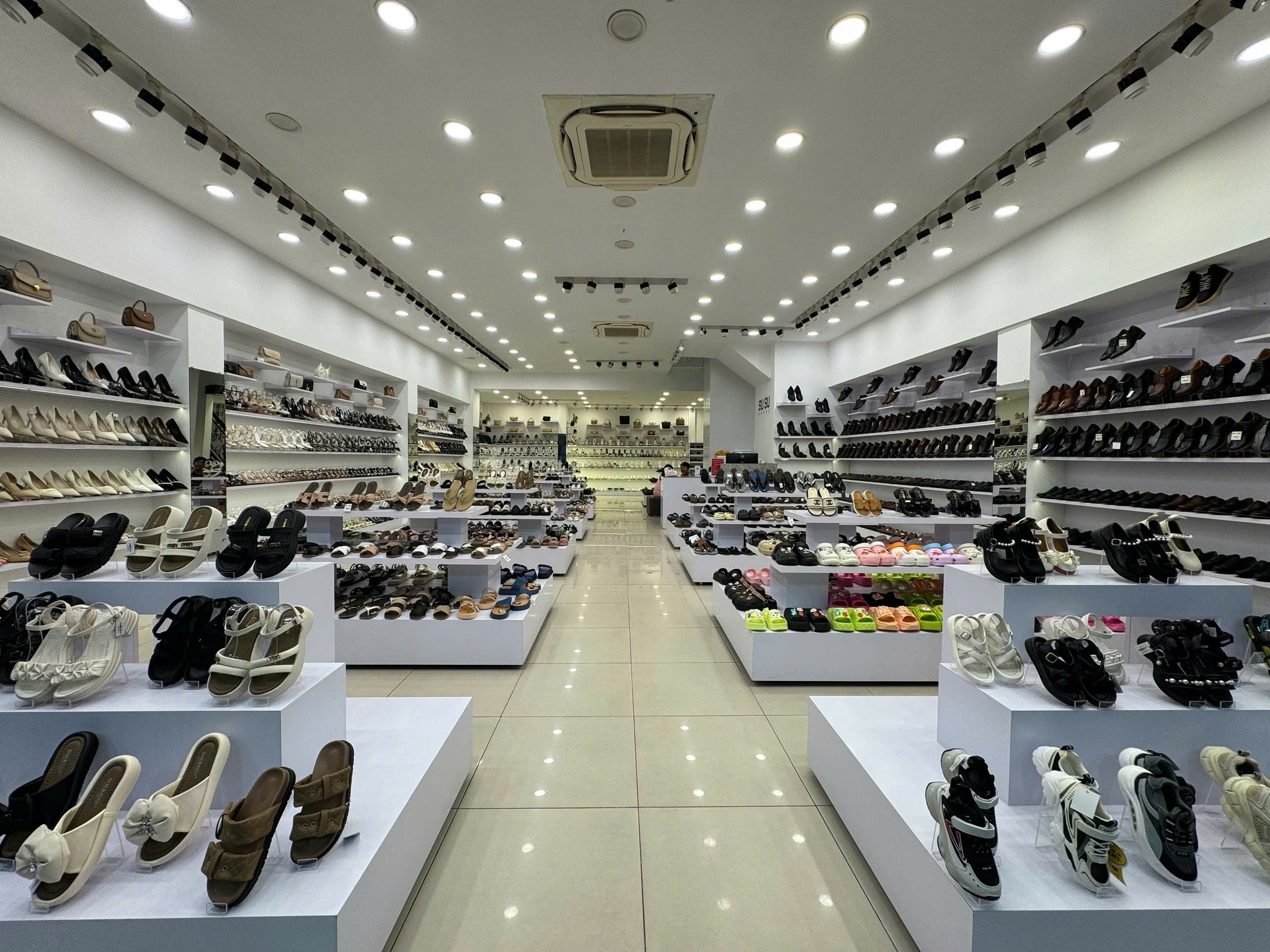 Mẫu shop giày dép trẻ trung của Anh Nam tại Quận 3, Thành phố Hồ Chí Minh Mẫu shop giày dép trẻ trung của Anh Nam tại Quận 3, Thành phố Hồ Chí Minh