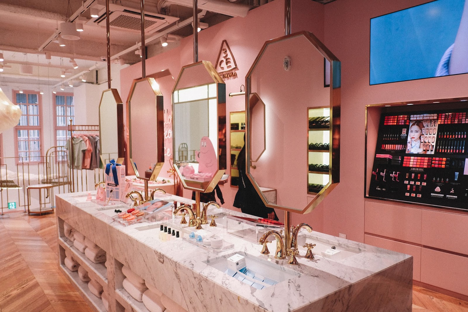 Mẫu thiết kế shop mỹ phẩm 60m2 của Chị Anh tại Quận Tân Phú, TPHCM Mẫu thiết kế shop mỹ phẩm 60m2 của Chị Anh tại Quận Tân Phú, TPHCM