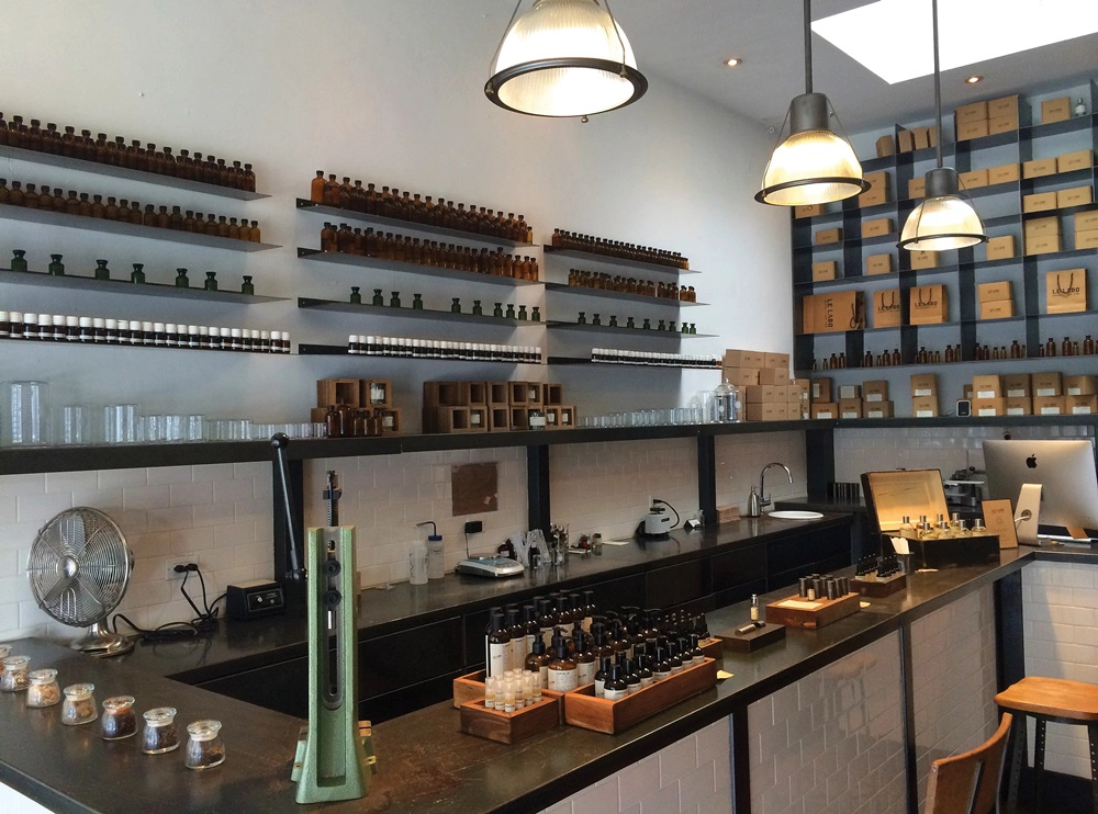 Mẫu thiết kế shop nước hoa cao cấp của Chị Hồng tại Quận 1, Thành phố Hồ Chí Minh Mẫu thiết kế shop nước hoa cao cấp của Chị Hồng tại Quận 1, Thành phố Hồ Chí Minh