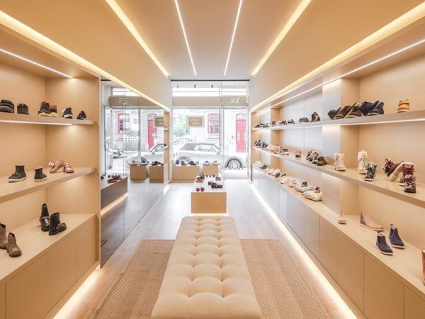 Mẫu thiết kế showroom giày dép thanh lịch của Chị Mai tại Quận 10