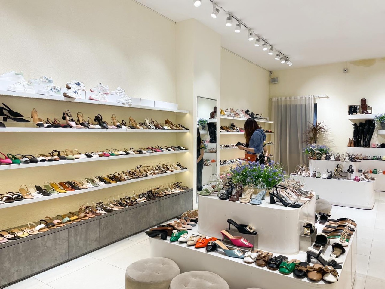Mẫu thiết kế shop giày dép thời trang của Anh Huy tại Quận 1, Thành phố Hồ Chí Minh Mẫu thiết kế shop giày dép thời trang của Anh Huy tại Quận 1, Thành phố Hồ Chí Minh