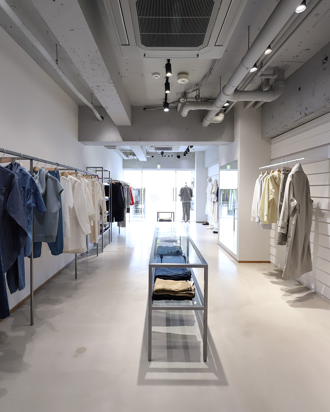 Mẫu thiết kế shop quần áo nam thể thao của Anh Tiến tại Quận 7, TPHCM Mẫu thiết kế shop quần áo nam thể thao của Anh Tiến tại Quận 7, TPHCM
