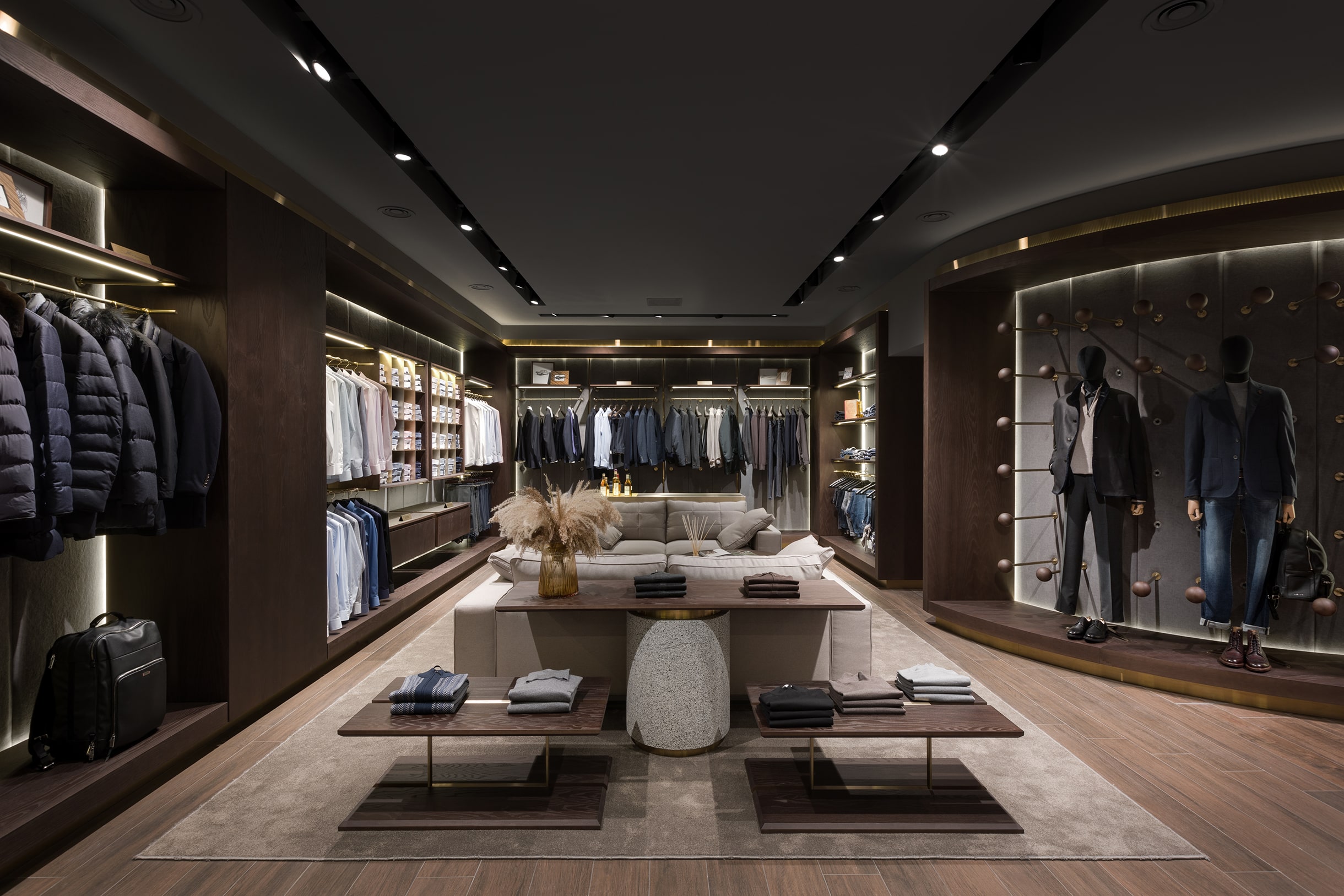 Mẫu thiết kế showroom quần áo vest nam của Anh Tuấn tại Quận 11, TPHCM