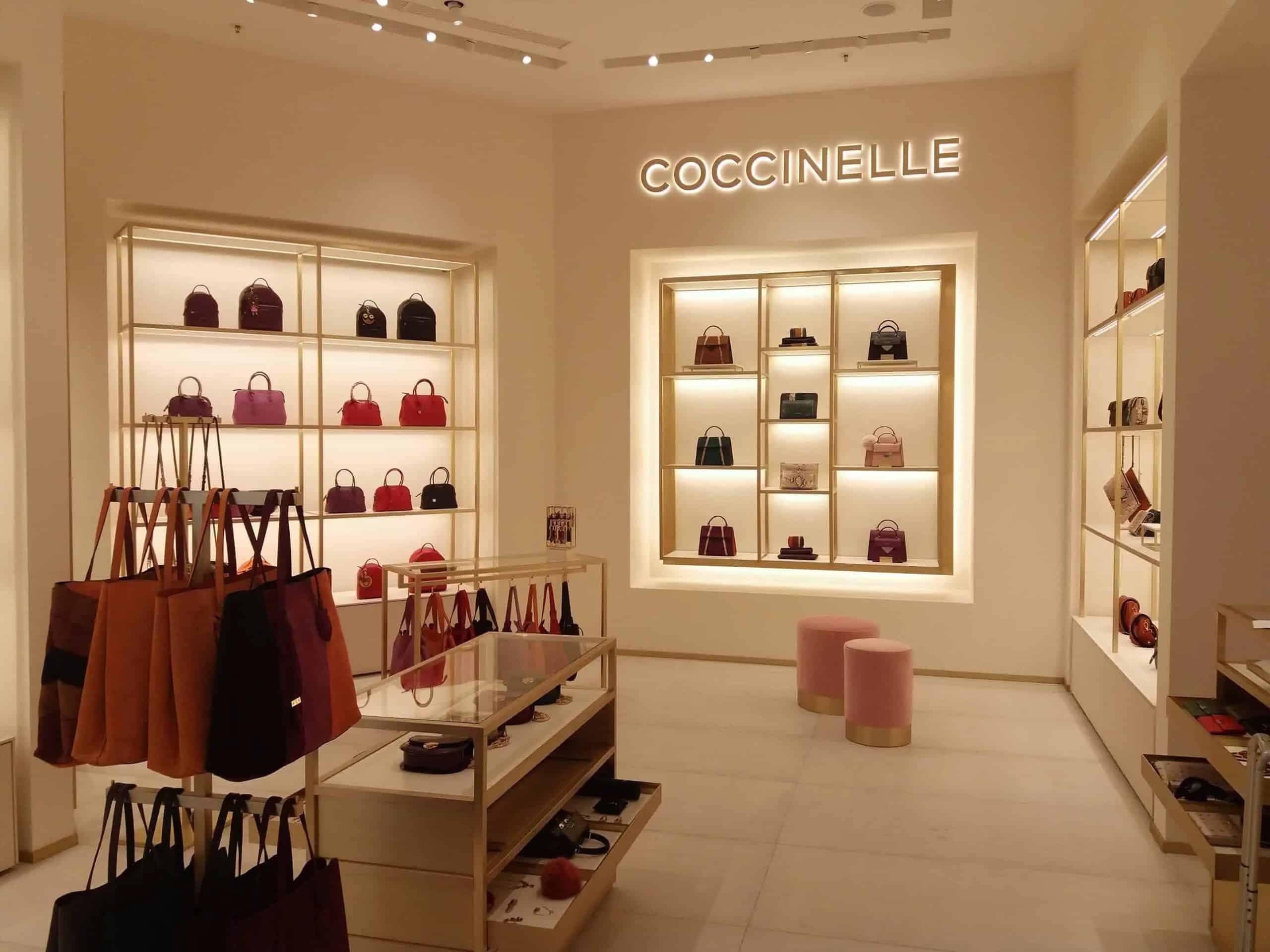 Mẫu thiết kế showroom túi xách của Chị Thanh tại Quận 1