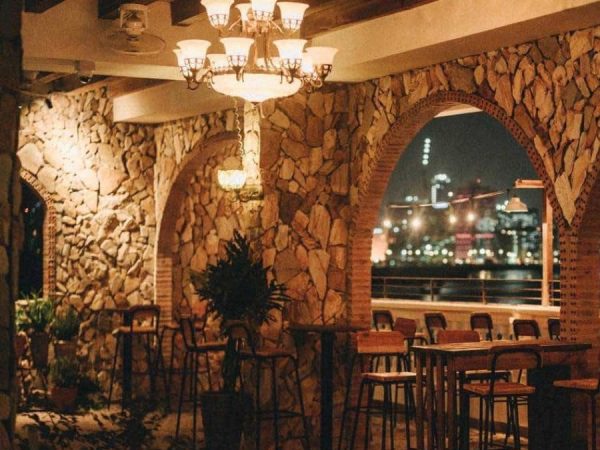 Bên trong quán Rooftop ven sông đẹp tuyệt