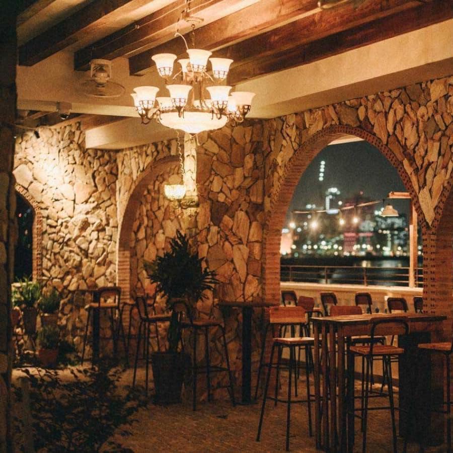 Bên trong quán Rooftop ven sông đẹp tuyệt