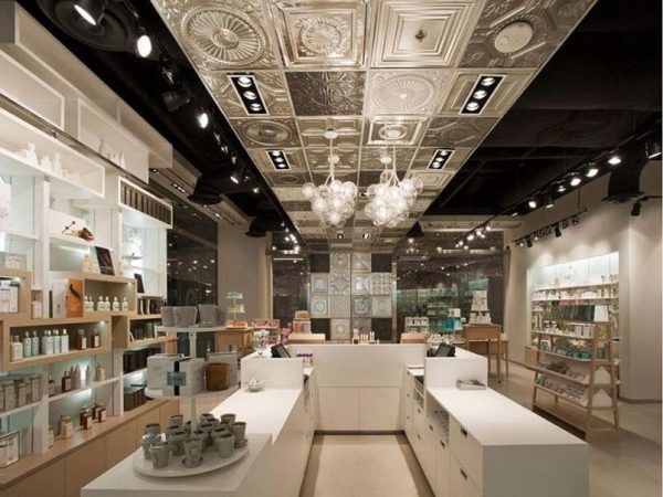 Mẫu thiết kế showroom mỹ phẩm tân cổ điển của Chị Trang tại Quận Bình Thạnh