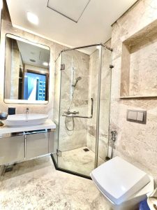 Phòng tắm ốp full đá, tắm đứng kính căn hộ 1 phòng ngủ sang trọng