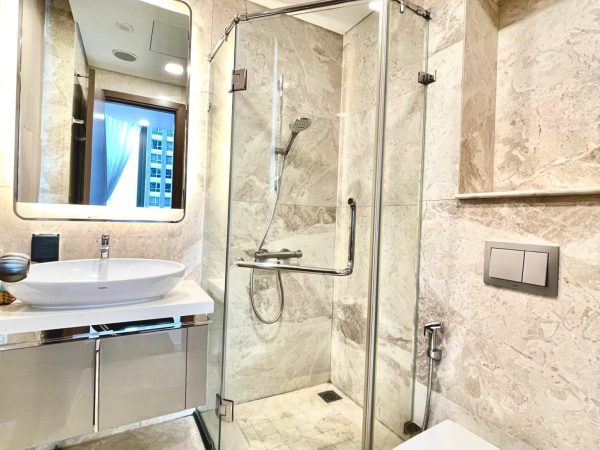 Phòng tắm ốp full đá, tắm đứng kính căn hộ 1 phòng ngủ sang trọng