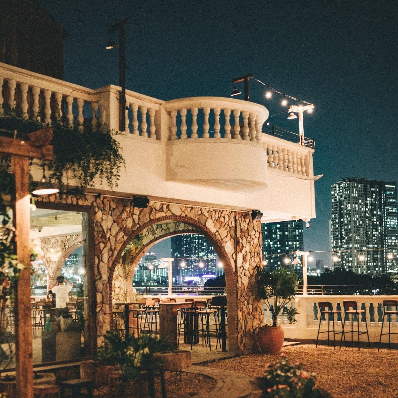 Quán Rooftop Chạng Vạng view thành phố ven sông