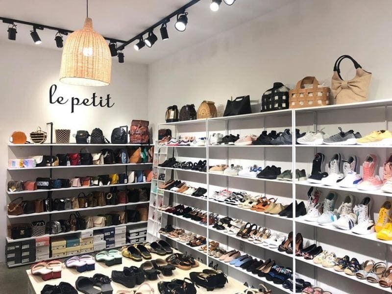 Thiết kế shop giày dép vintage và retro