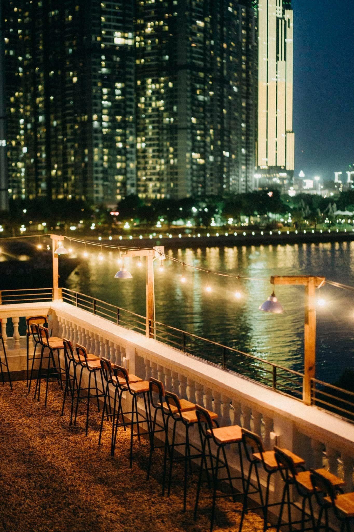 View quán Rooftop Chạng Vạng ở Trần Não đẹp lắm