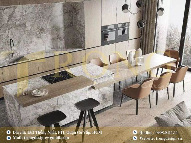 Bếp hiện đại tiện nghi với tủ bếp đen gỗ sáng màu, đảo bếp và đèn thả.