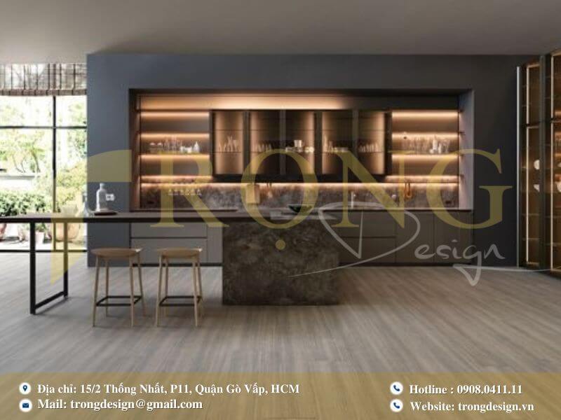 Bếp hiện đại tinh tế với đảo bếp liền quầy bar và tủ kính trưng bày.