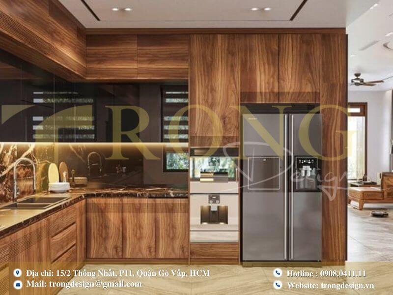 Bếp hiện đại sang trọng với đảo bếp lớn, tủ kính trưng bày có đèn.