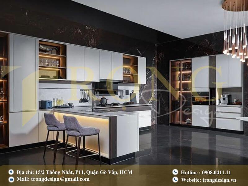 Bếp hiện đại tinh tế với đảo bếp liền bàn ăn tròn và tủ kính trưng bày viền đen.