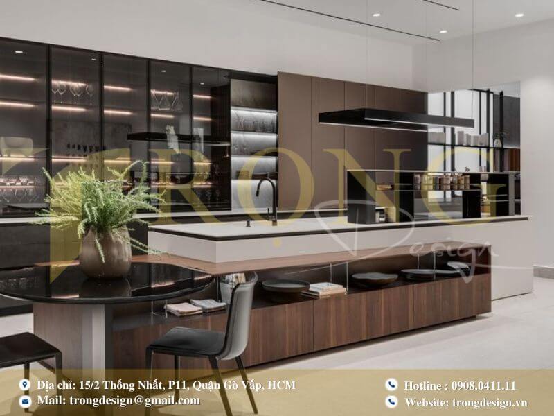Bếp hiện đại với đảo bếp có đèn LED, ghế bar bọc vải và đèn chùm pha lê.