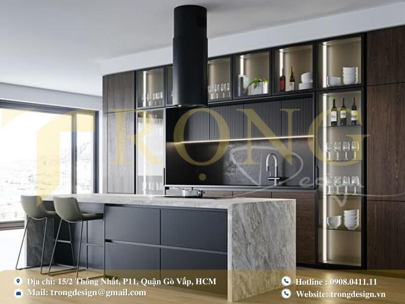 Bếp hiện đại tinh tế với đảo bếp lớn, tủ kính trưng bày và đèn thả hình hộp