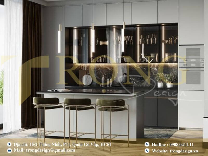 Bếp hiện đại sang trọng với đảo bếp, ghế bar và mặt đá marble đen.