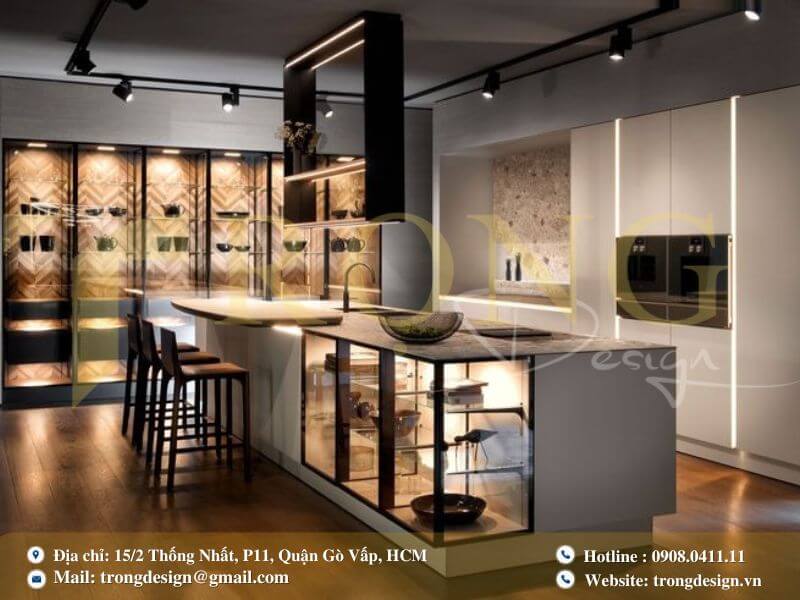 Bếp hiện đại tông gỗ sáng xám với đảo bếp marble liền bàn ăn.