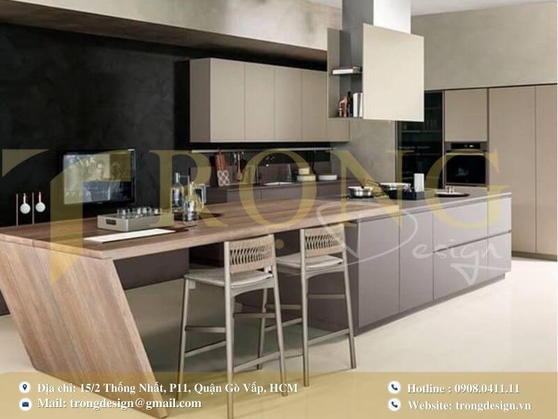 Bếp có đảo bếp thiết kế phá cách, kết hợp vật liệu công nghiệp và tự nhiên.