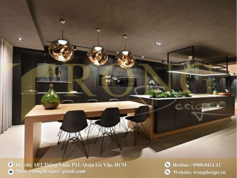 Bếp hiện đại với tủ bếp màu đen, đảo bếp mặt đá trắng và bàn ăn gỗ dài.