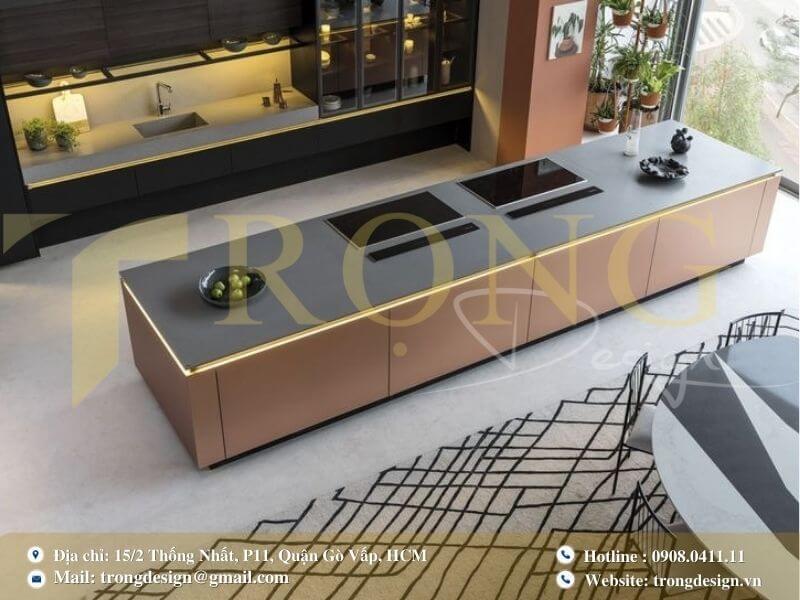 Thiết kế bếp mở hiện đại với tủ bếp tích hợp bàn ăn với ghế bar cao.