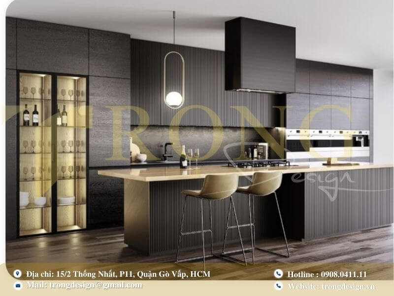 Phòng bếp sang trọng với chất liệu gỗ tối màu sọc và ánh sáng ấn tượng.