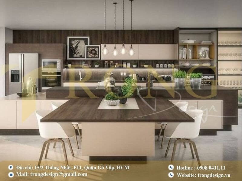Phòng bếp ấm cúng, hiện đại với sự kết hợp gỗ sẫm và màu be.