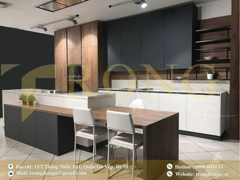 Phòng bếp hiện đại và sang trọng với đảo bếp tích hợp và tông màu gỗ tối.