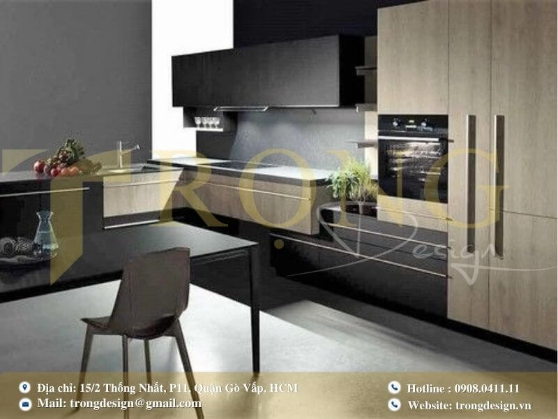 Bếp hiện đại, sang trọng với tông màu trắng và đá cẩm thạch.