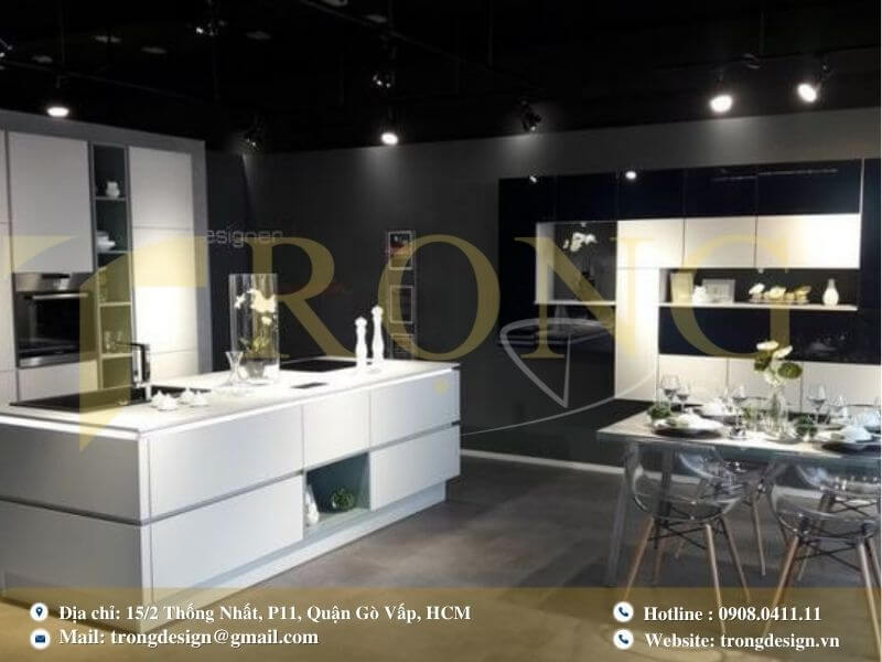Bếp hiện đại, tối giản với đảo bếp lớn và không gian mở.