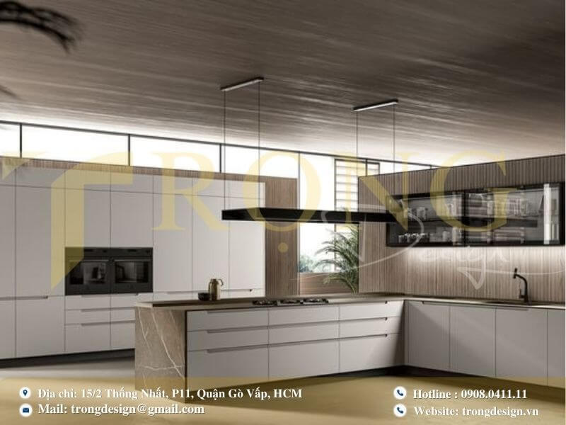 Phòng bếp thanh lịch với tông trắng ngà và gỗ.