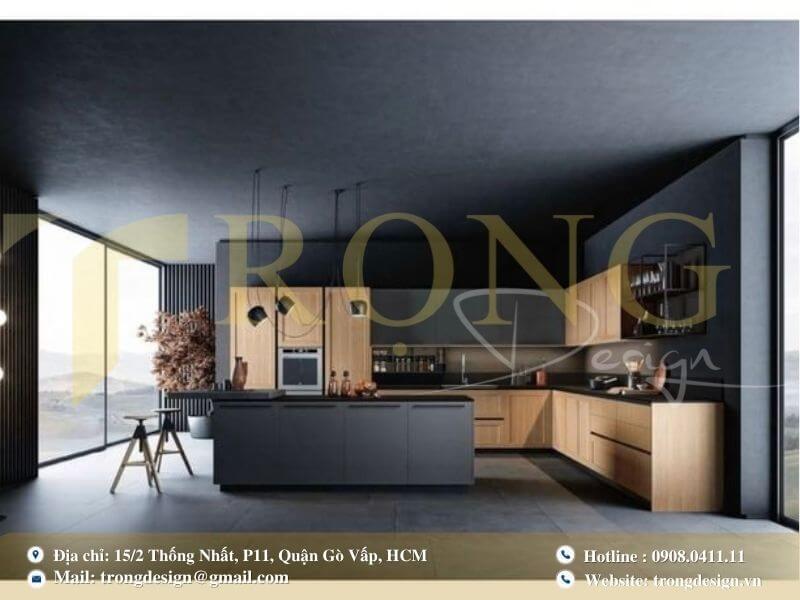 Phòng bếp hiện đại, mạnh mẽ với tông đen, gỗ sáng và view rộng mở.