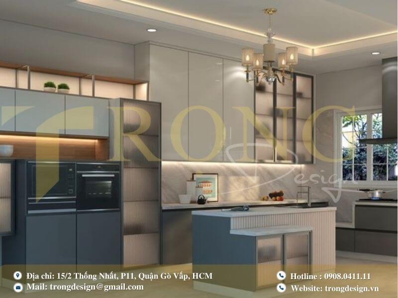 Phòng bếp hiện đại, sang trọng với tông trắng, xám và kính sọc.