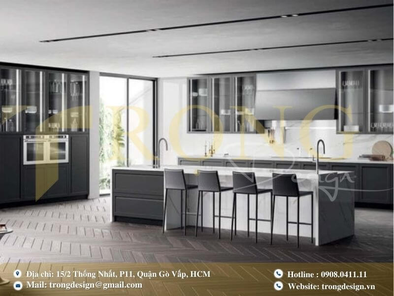 Bếp hiện đại với đảo bếp lớn và tông màu xám, trắng sang trọng.