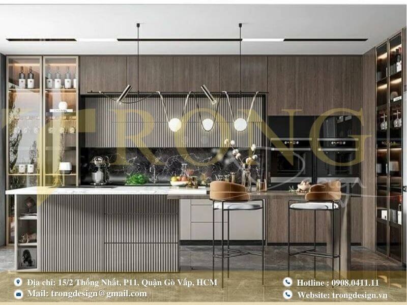 Phòng bếp hiện đại với tông màu gỗ sẫm, đá cẩm thạch và đèn trang trí độc đáo.