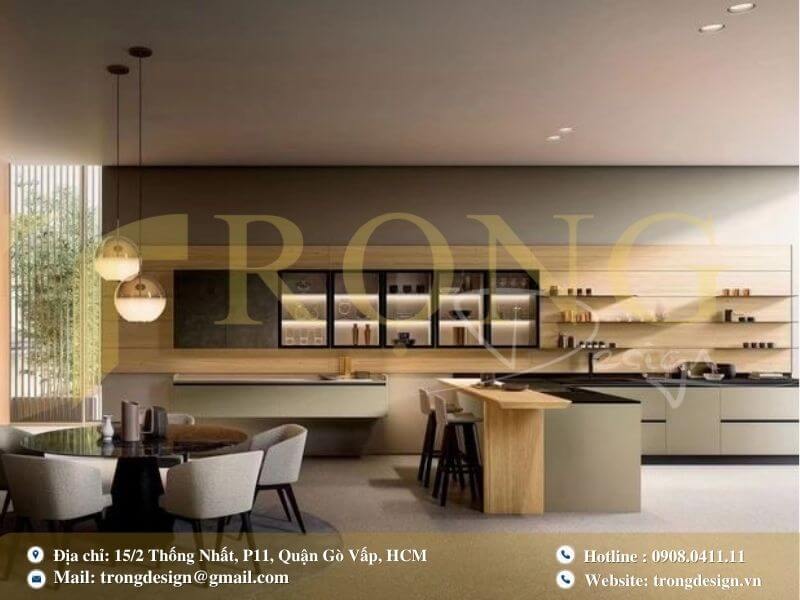 Phòng bếp hiện đại với sự pha trộn gỗ, xám và đèn chiếu sáng tinh tế.