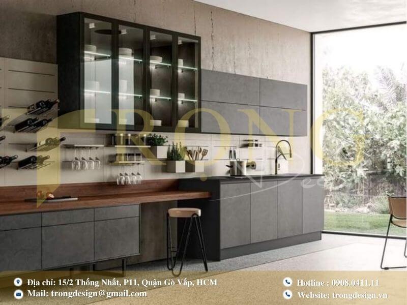 Phòng bếp hiện đại, công nghiệp với sự kết hợp gỗ tối, xám và không gian mở.