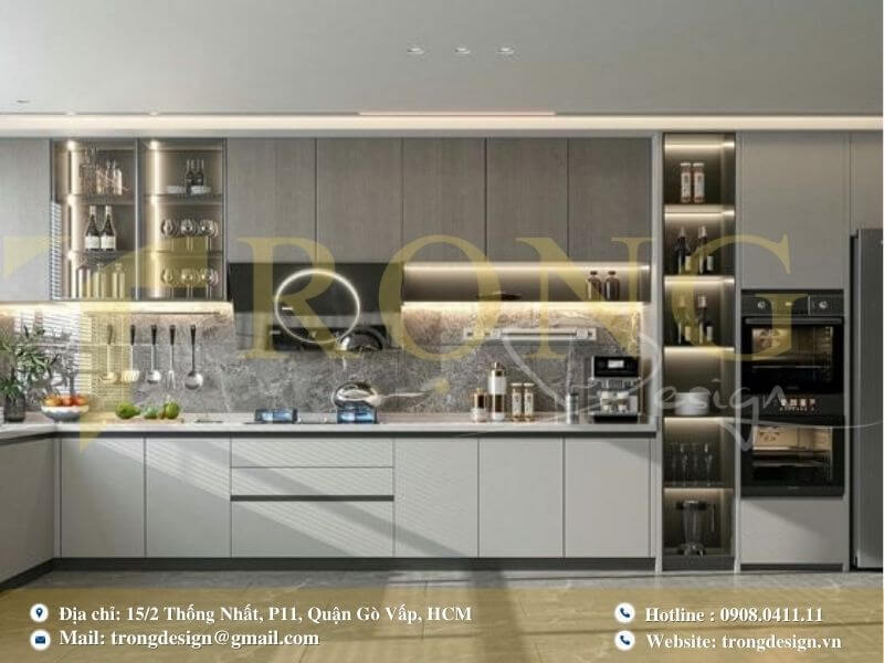 Bếp hiện đại, tươi sáng với tông màu trắng và gỗ ấm áp.