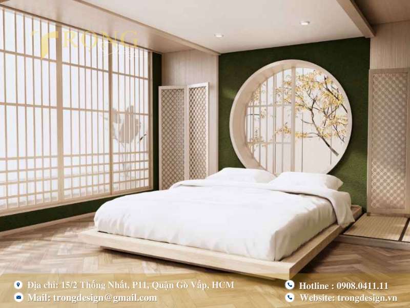 Tinh thần Zen Nhật Bản được thể hiện qua giường thấp, vách Shoji và bức tường xanh rêu gợi thiền định.