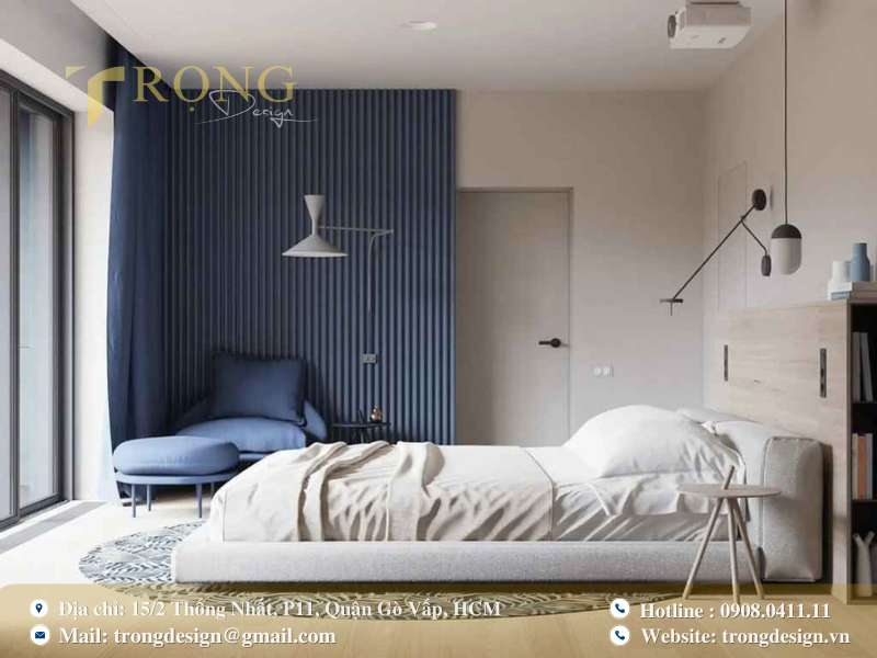 Phòng ngủ hiện đại tối giản với mảng tường xanh lam đậm làm điểm nhấn, mang lại cảm giác thanh lịch và thư thái.