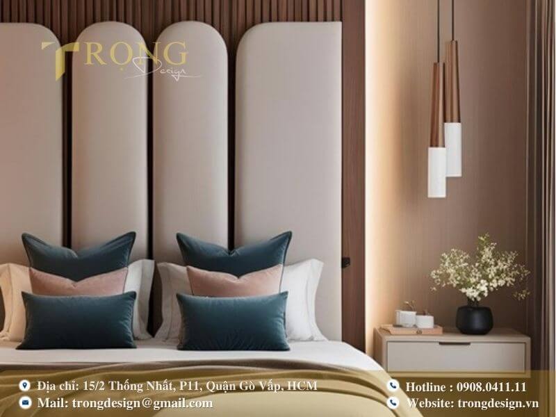 Phòng ngủ hiện đại với đầu giường cong độc đáo và tông màu ấm áp.