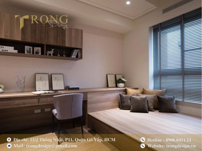 Phòng ngủ khách hiện đại với nội thất gỗ ấm cúng và không gian làm việc.