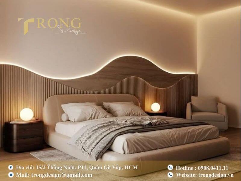 Phòng ngủ hiện đại với thiết kế đầu giường lượn sóng.