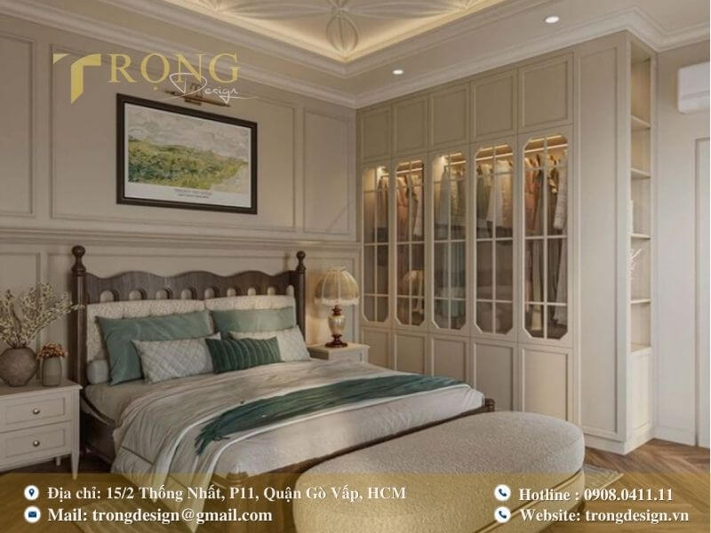 Phòng ngủ thanh lịch với tông màu pastel và nội thất gỗ ấm áp.