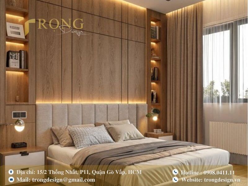 Phòng ngủ hiện đại sang trọng với gỗ ốp tường và ánh sáng ấm áp.