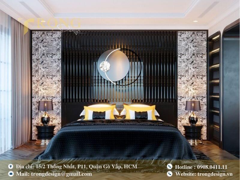 Phòng ngủ sang trọng với màu đen, vàng và họa tiết truyền thống.